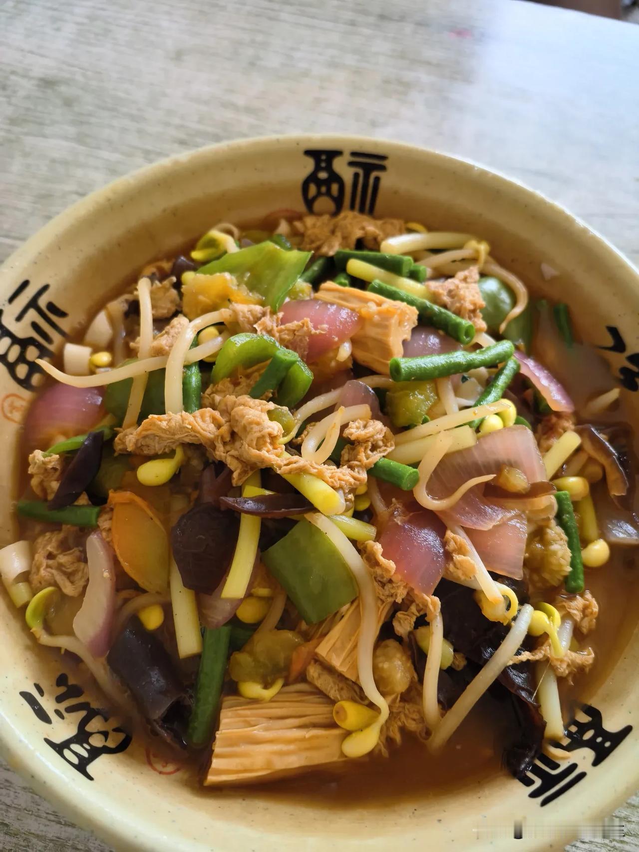 在我们鄢陵县城，这样一大碗捞面条，稠的多、稀的少，“浇头”里有鸡蛋、腐竹、豆角、