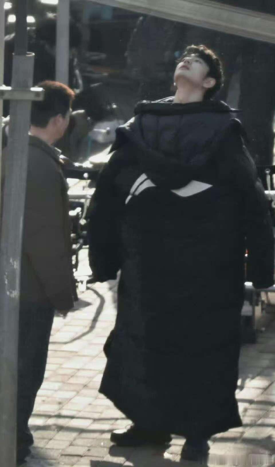 肖战企鹅塑肖战羽绒服路透哈哈哈哈，肖战羽绒服路透，肖战是企鹅来的吧！肖战