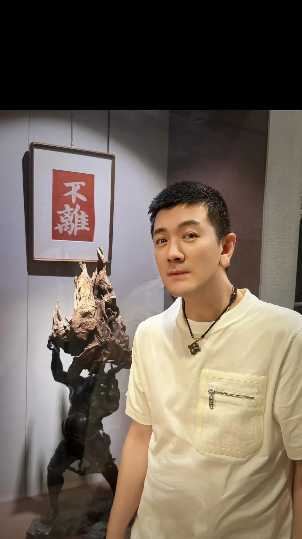 黄圣依的前夫杨子，瞧他在综艺《无线超越班》中的表现，有点尴尬呢，确实没什么演技。
