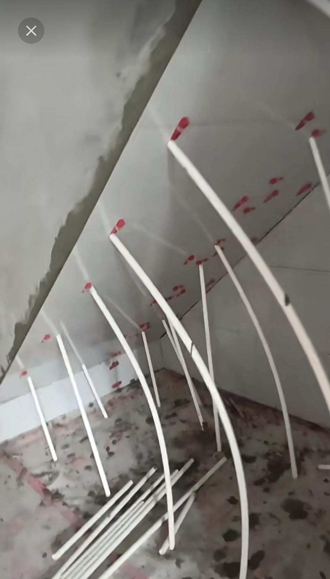 给楼梯踏步倒板贴瓷砖，这是瓷砖买多了吗？瞧瞧画面里的场景，一座每天都有人上下的