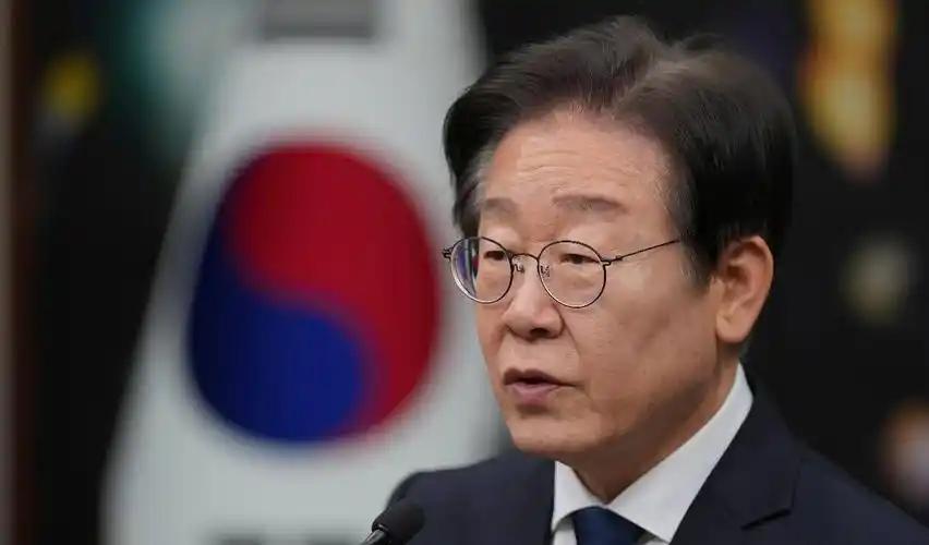 李在明正面临内政外交双重压力！其支持率连续8周下跌，降至37.4%。9月8