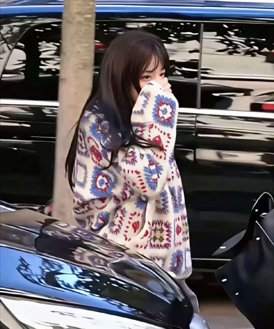 迪丽热巴的造型师估计后悔了他千不该万不该，不该给她剪这么乖的齐刘海，他估计自