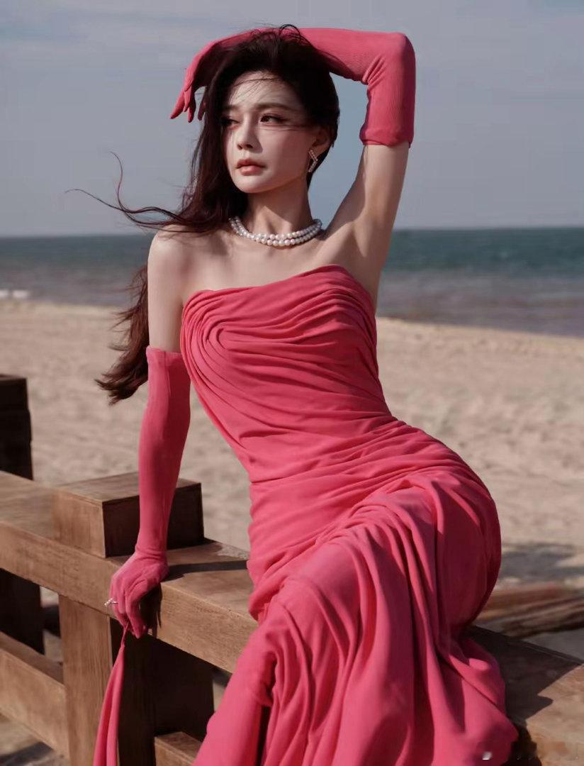 沈梦辰自带甜美氛围感，笑容温柔又迷人，整个人元气满满超有亲和力。