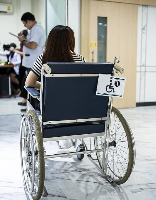 据极目新闻5月13日报道，辽宁鞍山一重病母亲弥留之际，留给残疾女儿100万现金和