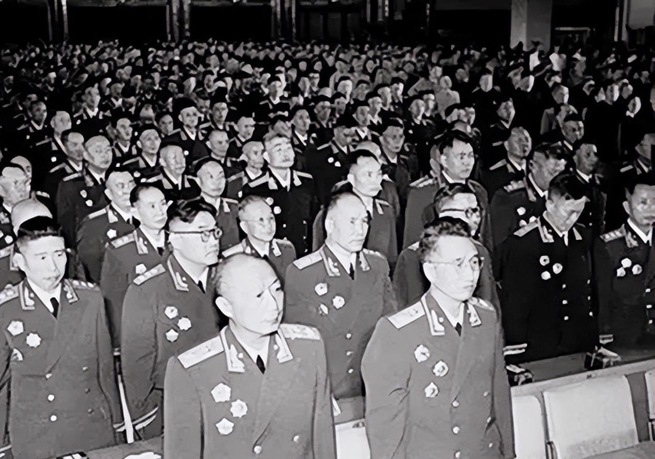 1955年，授勋前夕，叶剑英元帅检查授勋人员名单时，突然面色一沉，指着上面两个人