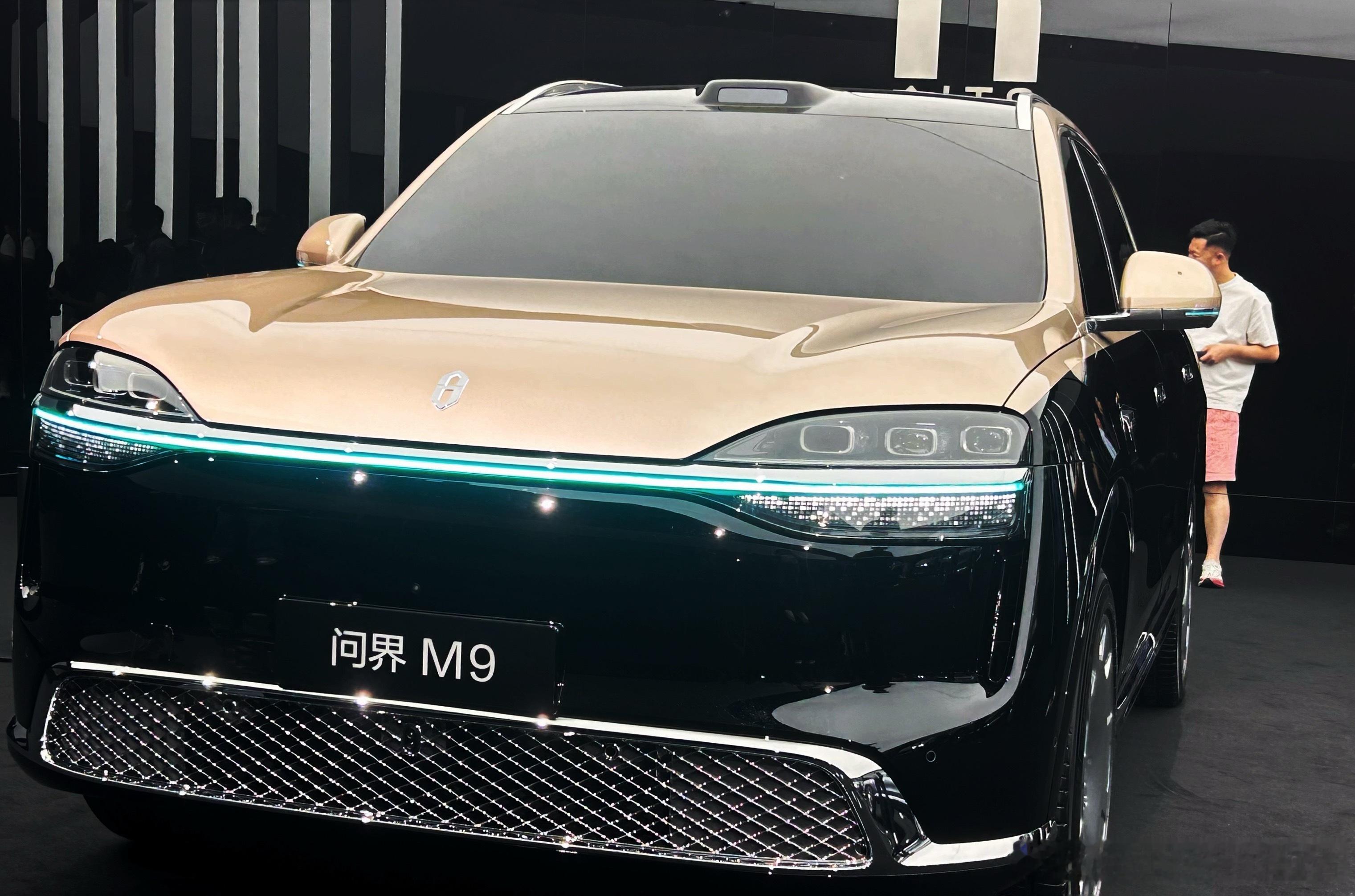 问界M9Ultimate如果与劳斯莱斯库里南比气场，M9Ultimate是一种扑