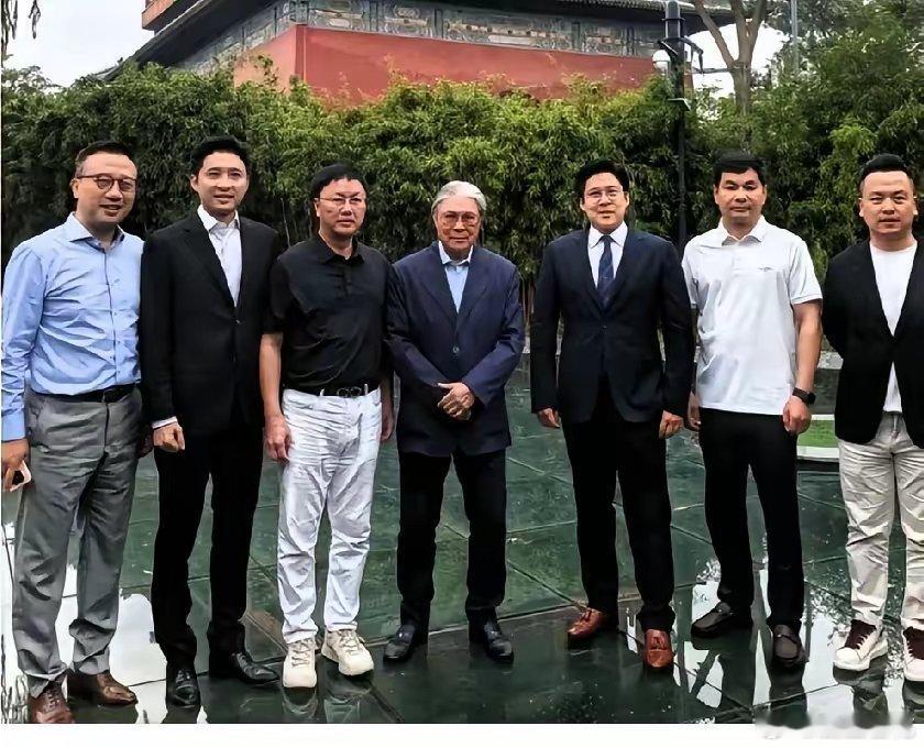 明天就是九三阅兵了，霍震霆就带着霍启刚和霍启山到达北京了。霍家这次进京阵容不简单