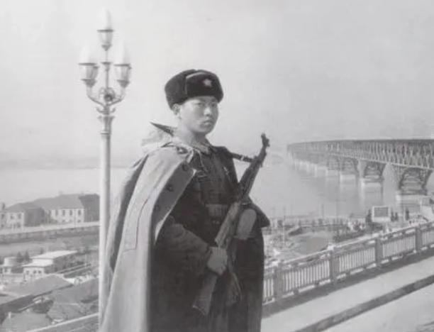 1971年冬天，许世友去南京长江大桥视察，看见守桥士兵在大雪天露天站岗，当场就说