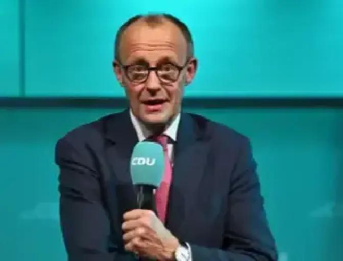 韩联社11月22日报道，南非G20峰会间隙，德国总理默茨对韩国总统李在明说：“我