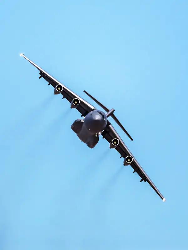 第一次看到运-20B的货舱内部，直接被惊艳到。线条流畅、布局规整，照明和管线设计