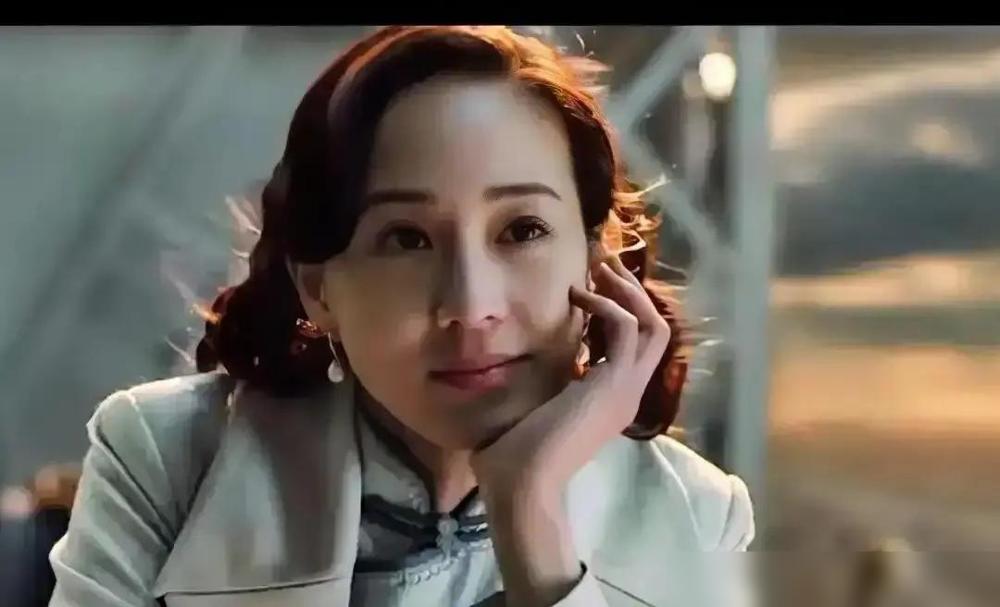 44集只播4集，全网炸锅。首播当天，北京、浙江两台黄金档只放出前两集，网络平台多