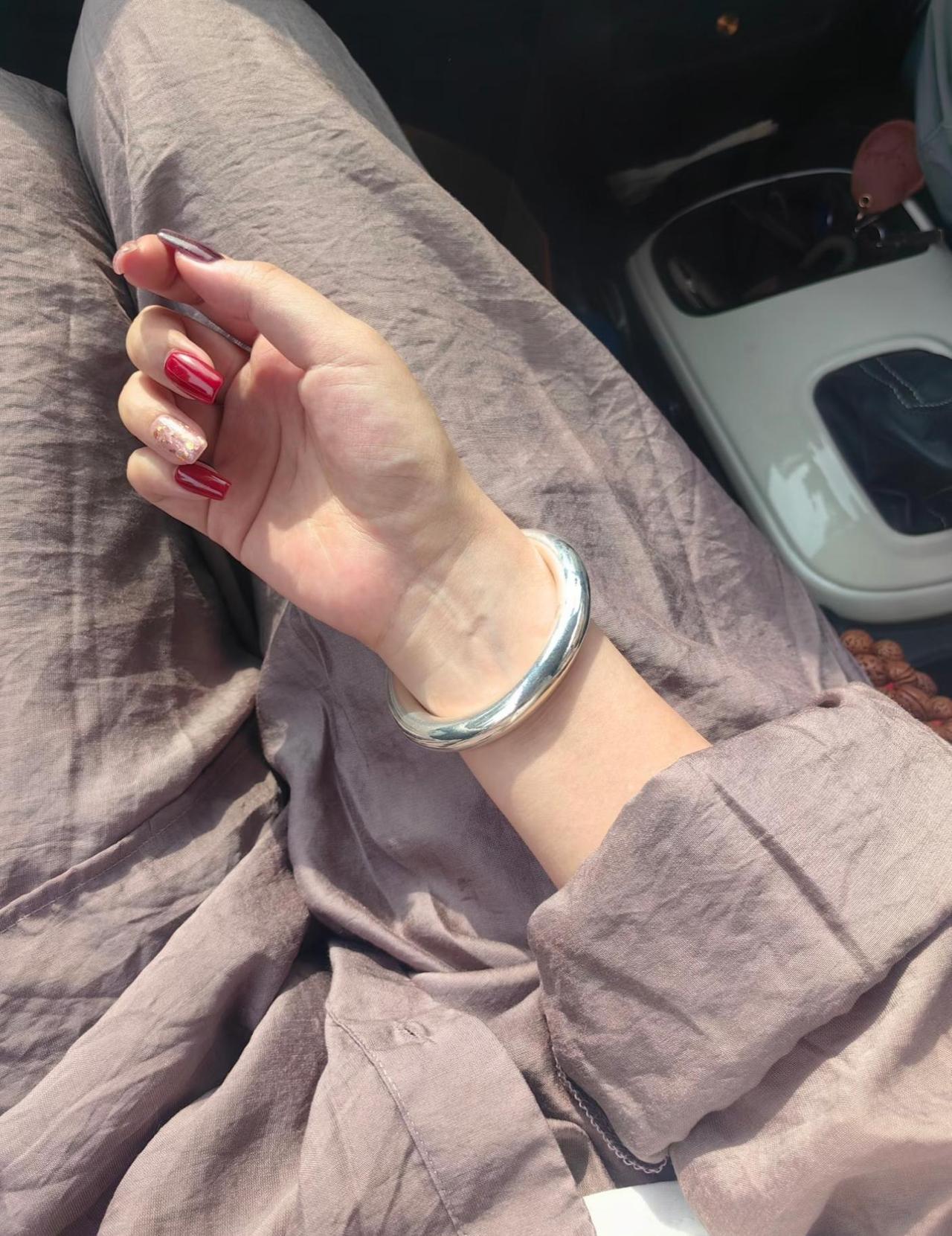 以前以为银镯子是打工人随便就能囤的小玩意儿结果这两天一打听，30克的都要一千二