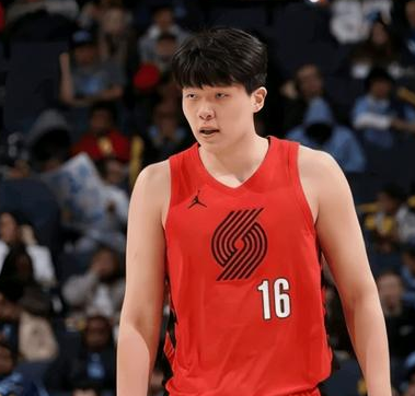 开拓者发展联盟球队主教练称杨瀚森为球队的进攻枢纽。开拓者发展联盟球队的主教练乔纳