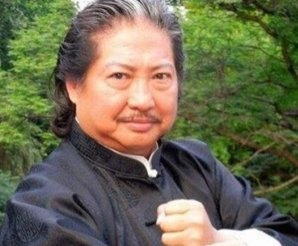2003年，洪金宝担任《功夫》武术指导，因为身体抱恙，请假一周回香港治疗，周星驰