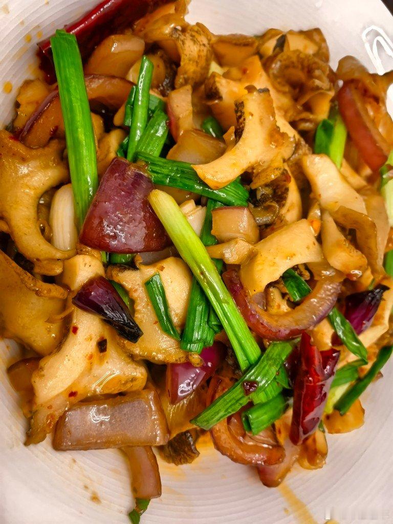 苏北的青菜，青蒜，黄牛肉小时候的养成的口味变不了，上海花钱也买不到地道的味道。