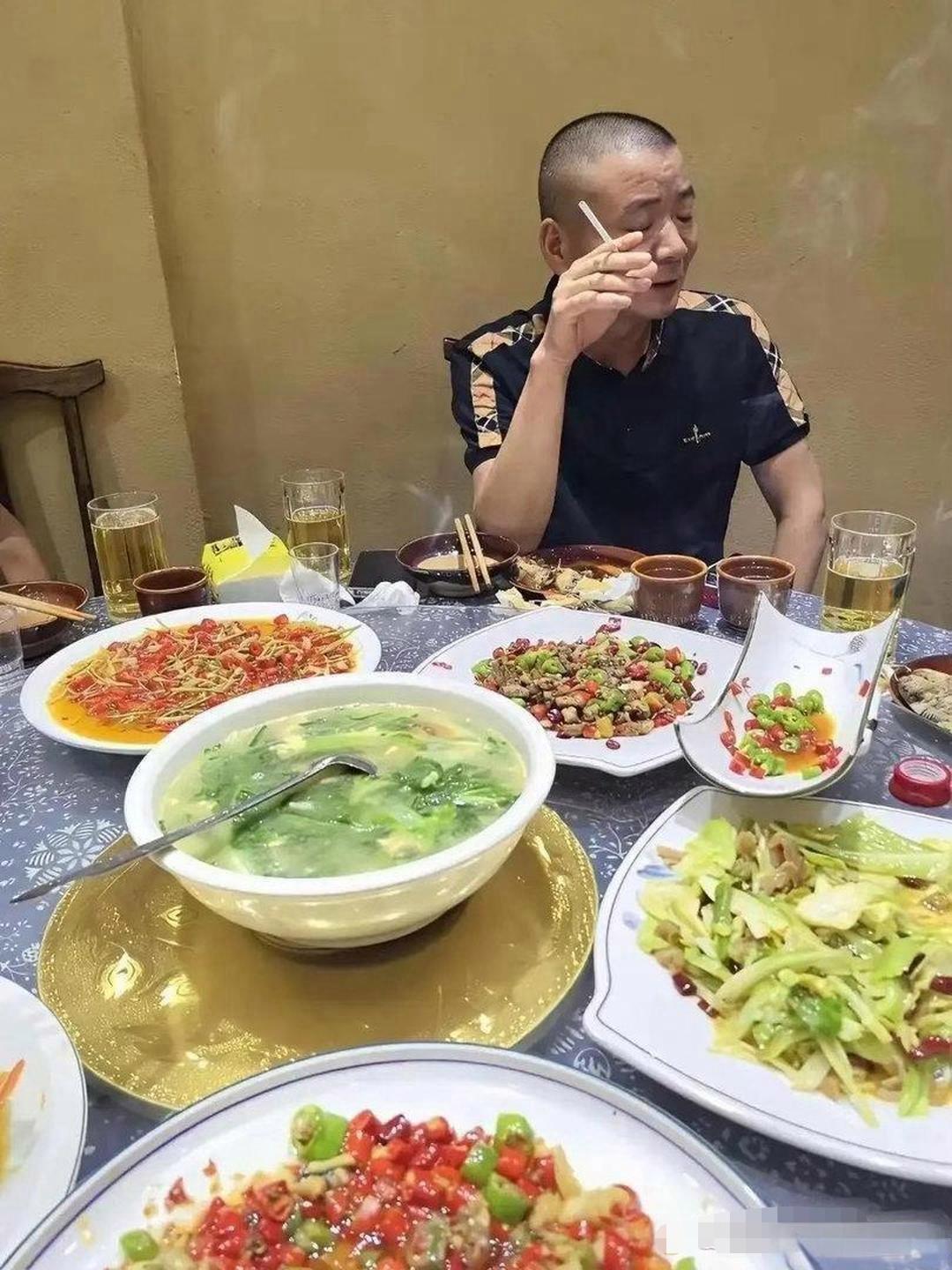 这家菜盘子和量也太大了吧