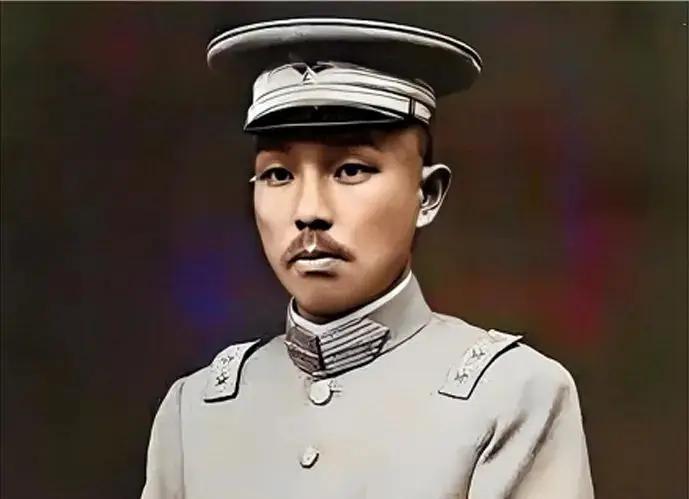 1945年，杨森那位容貌出众的九姨太正准备就寝，猛一抬头，看见20军军长夏炯竟然
