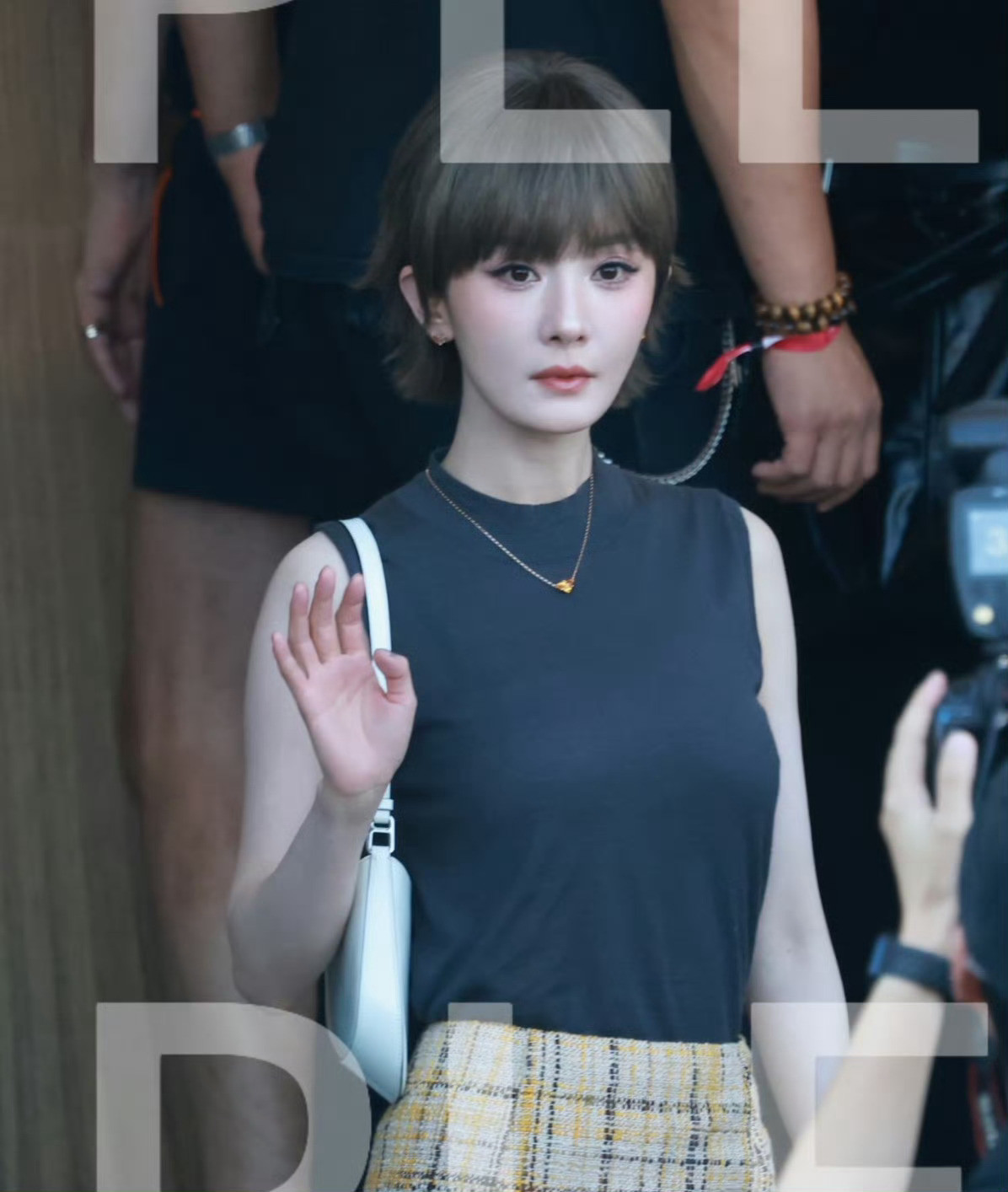 与其说是最适配的Prada女王倒不如说是杨幂改变了Prada风格杨幂短发​​