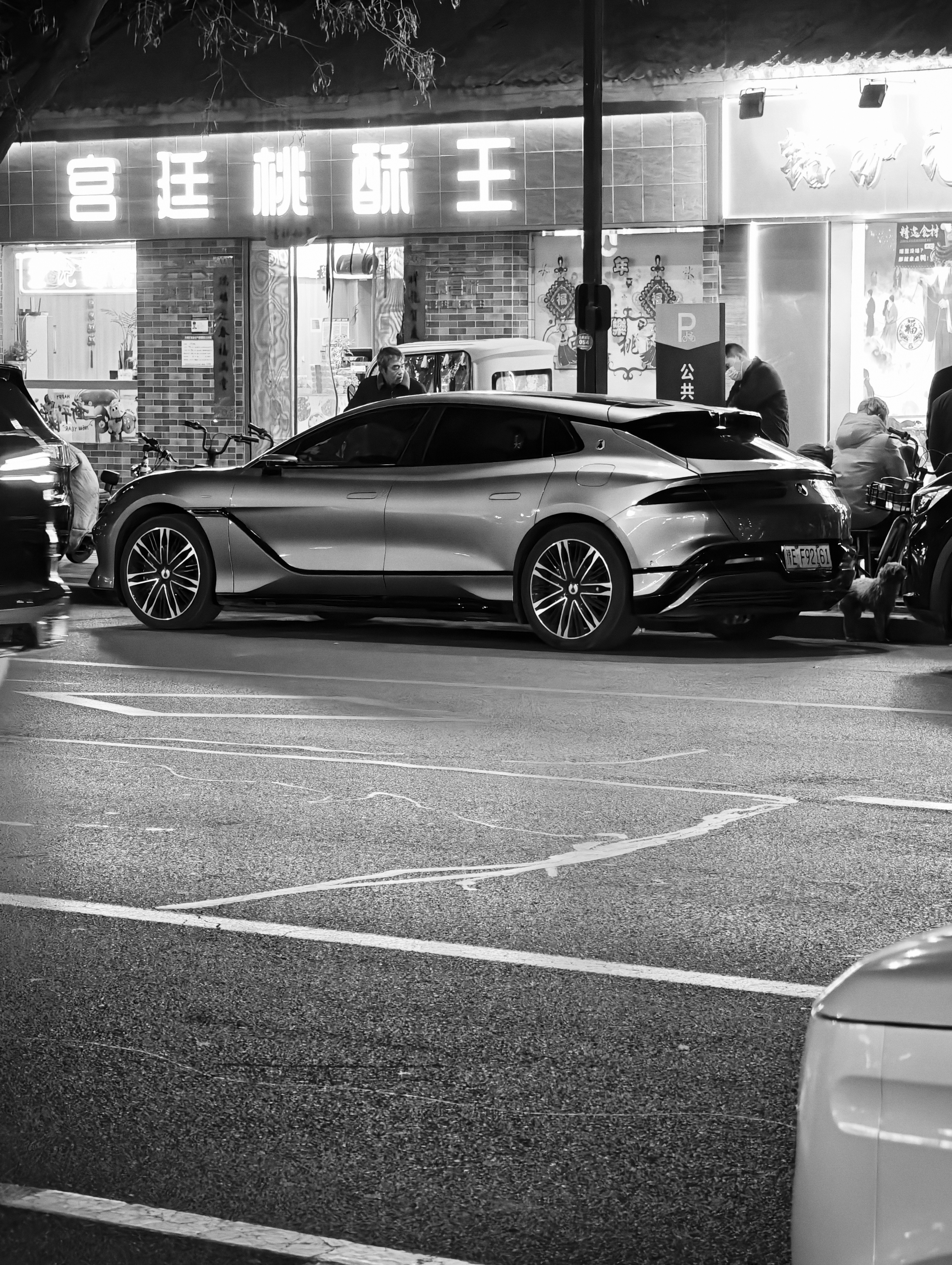 这个角度的腾势Z9GT真帅啊这款轮圈这个银色绝配~如果能把侧面的虾线去掉，完美！