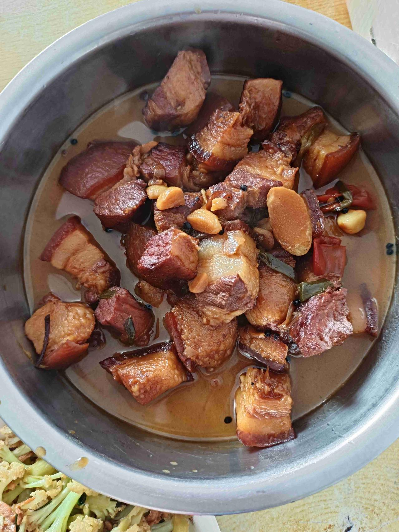 今天中午我家三个菜，炖肉，素炒菜花，西红柿炒鸡蛋。上午我去超市买了五花肉，顺
