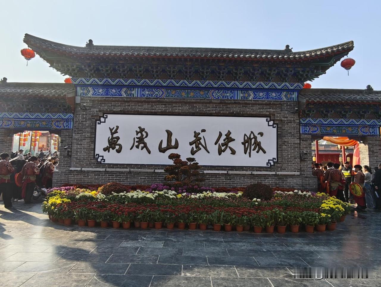 托万岁山的福！我的饭店在开封西南部，金明大道魏都路这里，距离万岁山差不多十公里