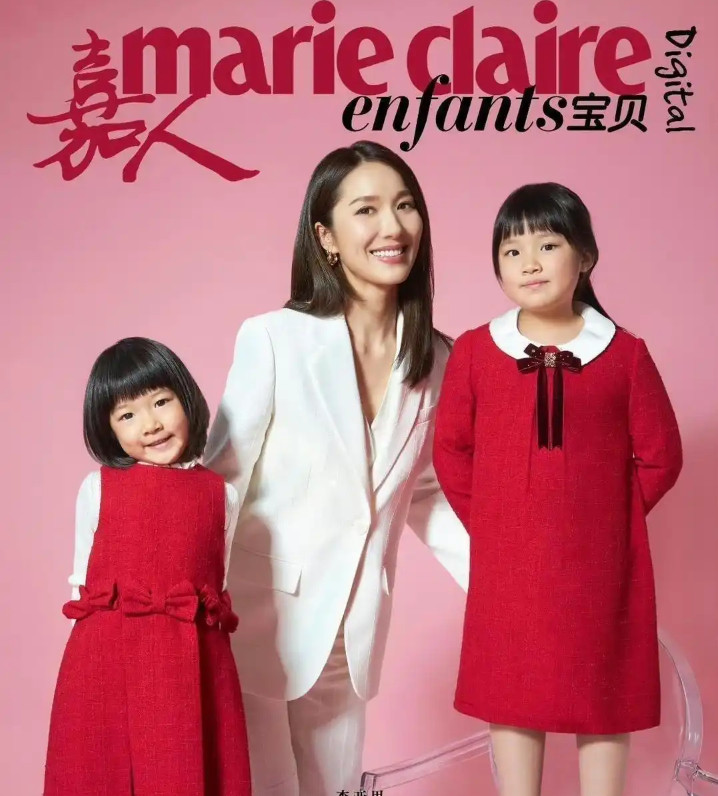 李亚男带俩女儿拍新年杂志。大女儿越来越像王祖蓝，小女儿更像她。俩娃都特别可爱。