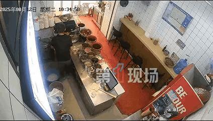 “真是胆肥了！”一19岁女孩家里很穷，她去粉面店打工，被一男子多次骚扰，她胆小怕