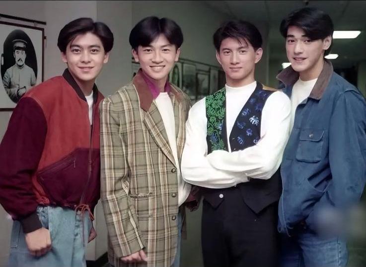 翻出当年四小天王的同框旧照，先不评价谁最帅，第一眼最直观的感受，就是他们当年的穿