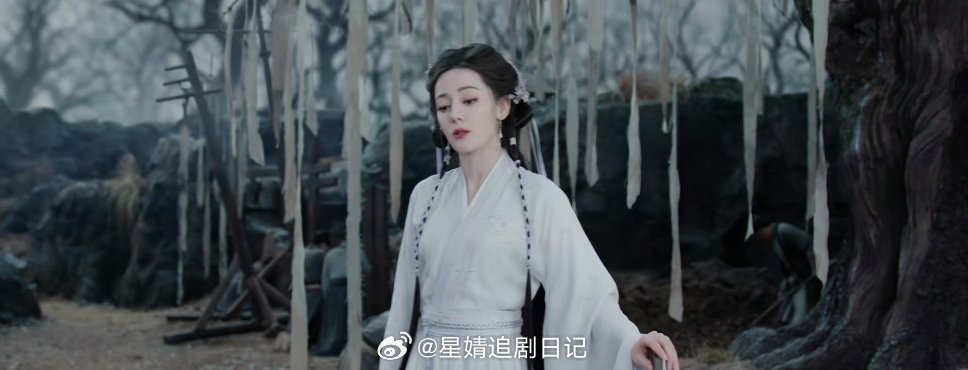 说实话，我觉得热巴不适合这个发型。五官很大，这个发型又很大。整体就会显得脑袋很大