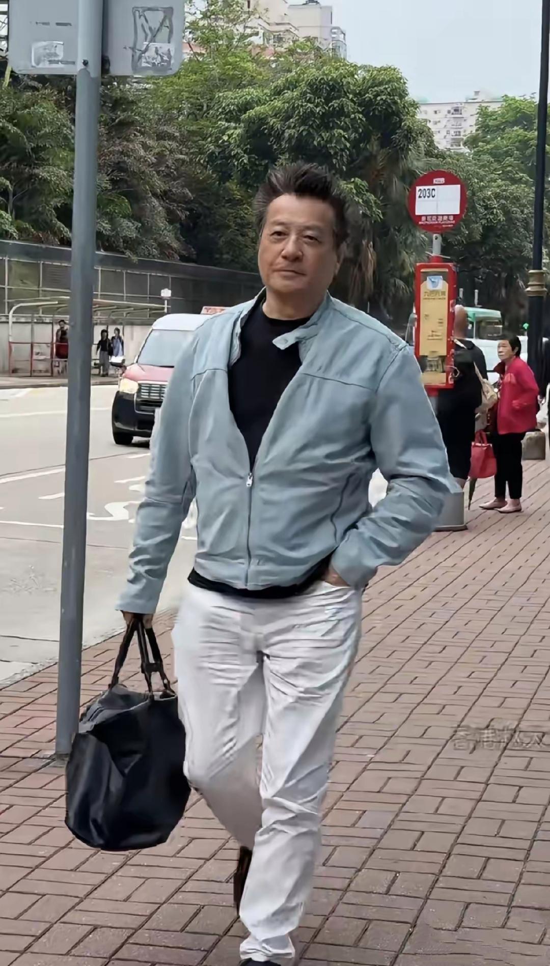 76岁石修现身香港街头，他如今身材发福变形，脸上满是皱纹，再不是那个《天龙八部》
