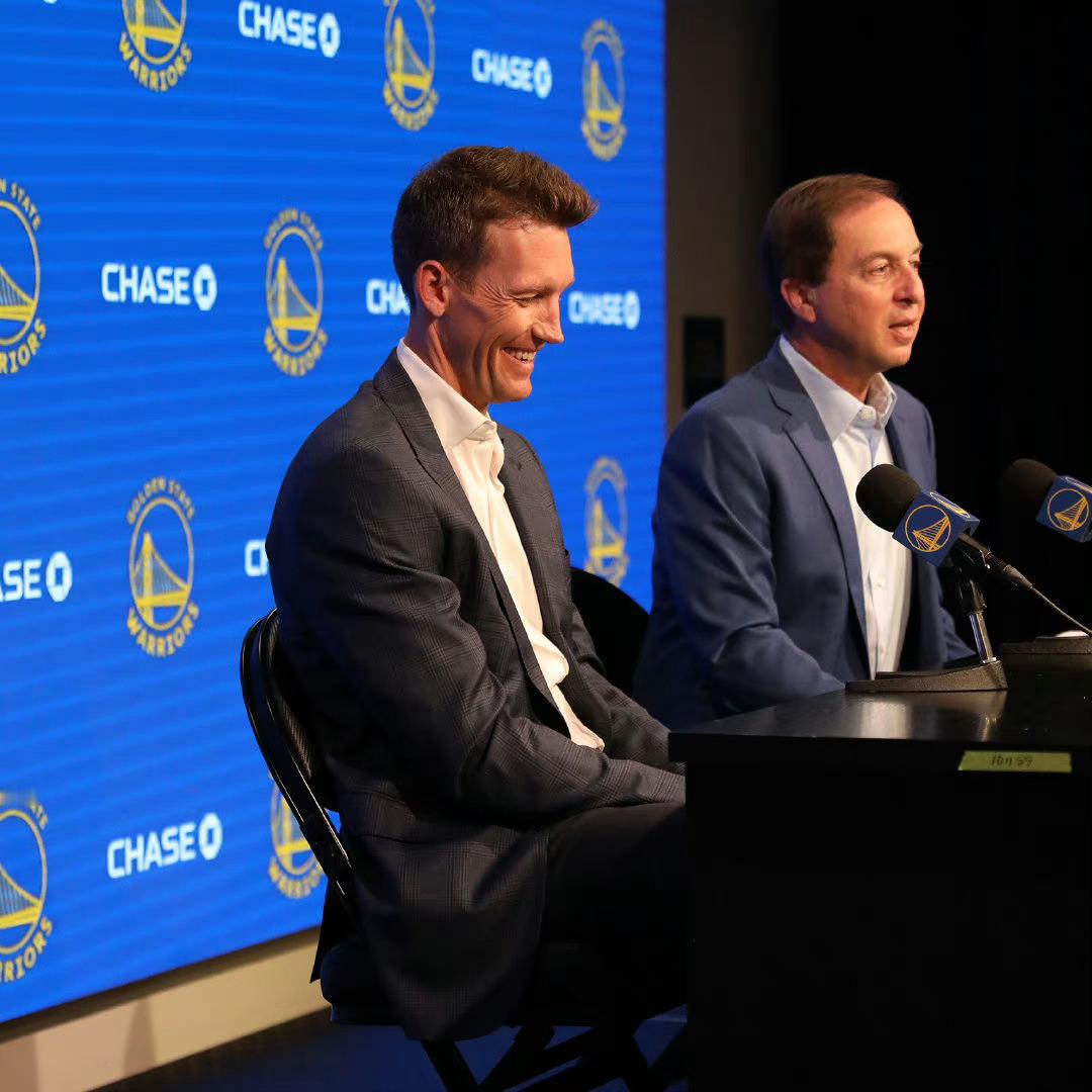 勇士今夏第一笔引援来了AnthonySlater：“球队消息人士透露，邓利维￼