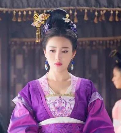 1098年，78岁的宰相苏颂，找了2个丫头给他暖脚，半夜，其中一个丫头过于紧张，