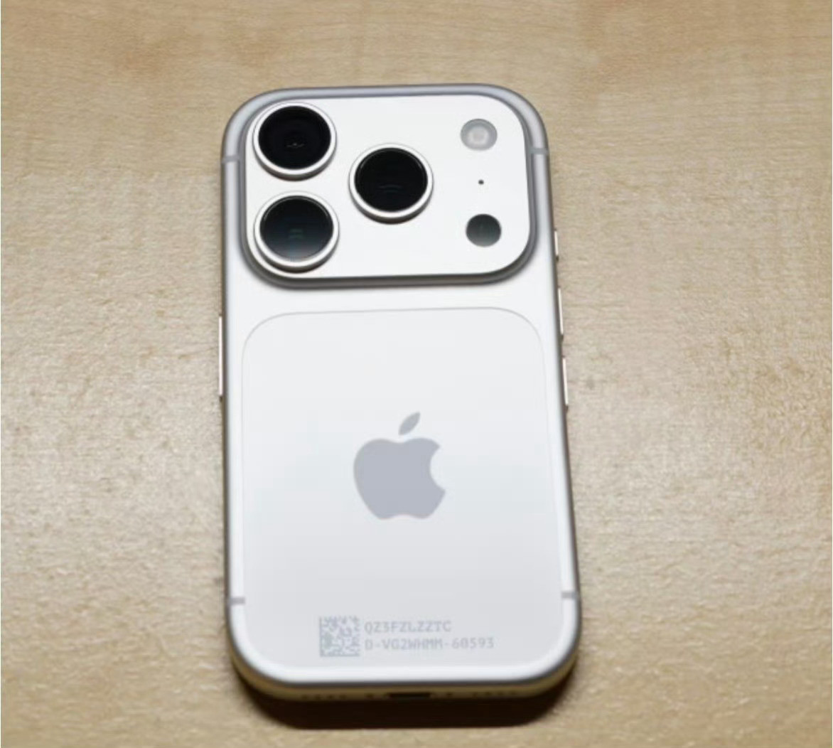 iPhone17Promini首曝这图假的一批，你们也敢相信？摄像头这么大明显不