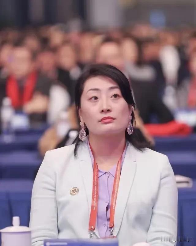 杜建英的三个孩子都是美国籍，就能看出来老爷子的态度了，告诉他们与企业无缘，可能就