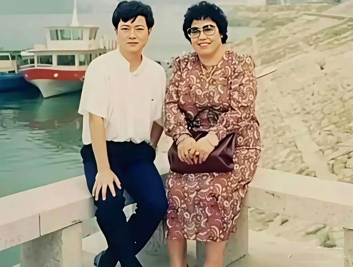 陈丽华对迟重瑞说：“迟先生今天话有点多。”他立刻闭嘴。36年婚姻，这是他们相处