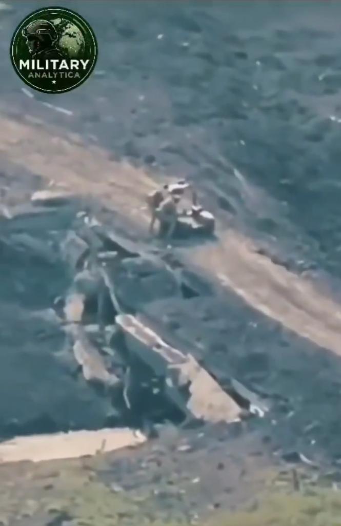 二名乌克兰士兵在桥上试图修理一辆无人地面车辆时，遭遇四枚FAB-500航空炸弹的