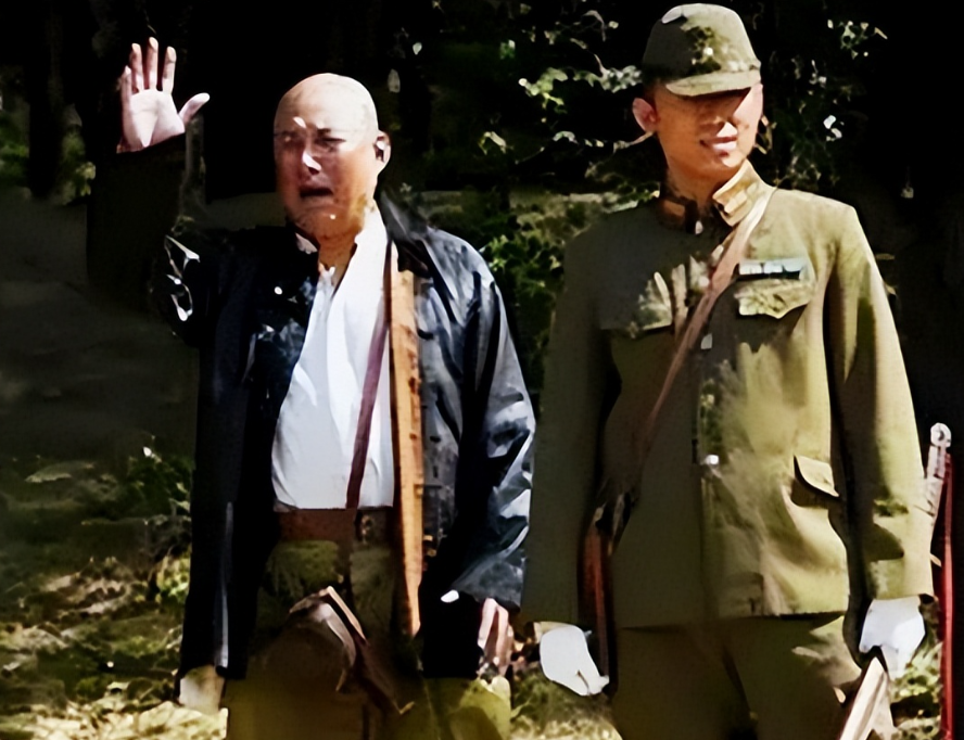 1943年6月上旬，山西省稷山县董家庄，一名“日本军官”和一名叛国“翻译”两名日