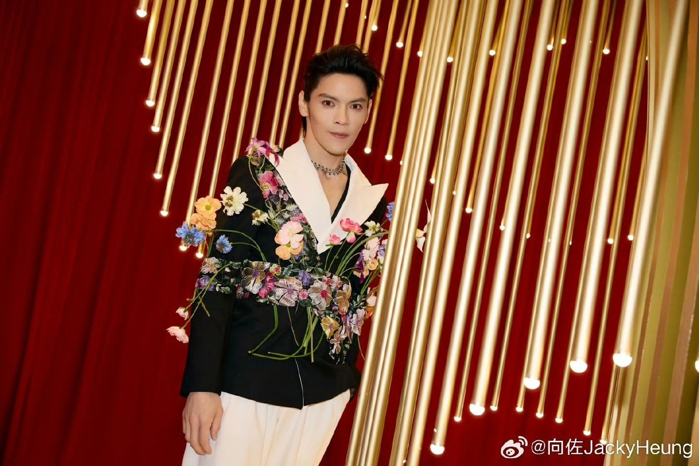 向佐腰间插了一圈鲜花刷到向佐的穿搭图，腰间插满鲜花的设计让人眼前一亮。把硬朗和