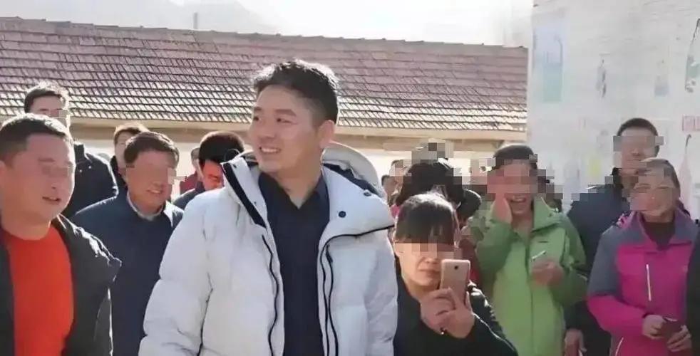 刘强东曾经在一次演讲中讲过，原话记不清了，但大致意思是：但凡了解一点马克思、