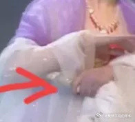 大兔子乖娥怀，命运紧牵后腿。