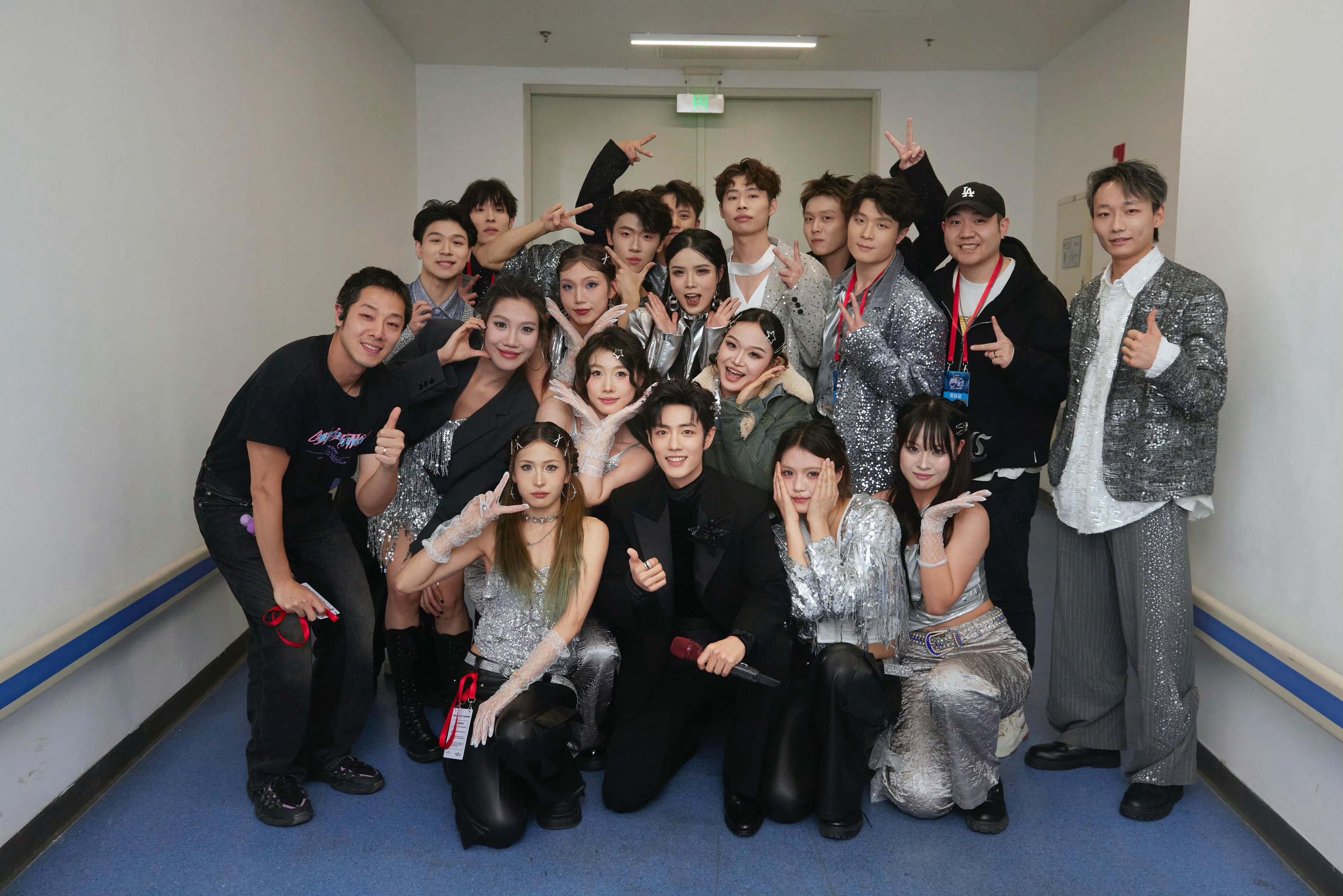 肖战《现在不跳舞要干嘛》，和舞团合影cr：天舞IDG