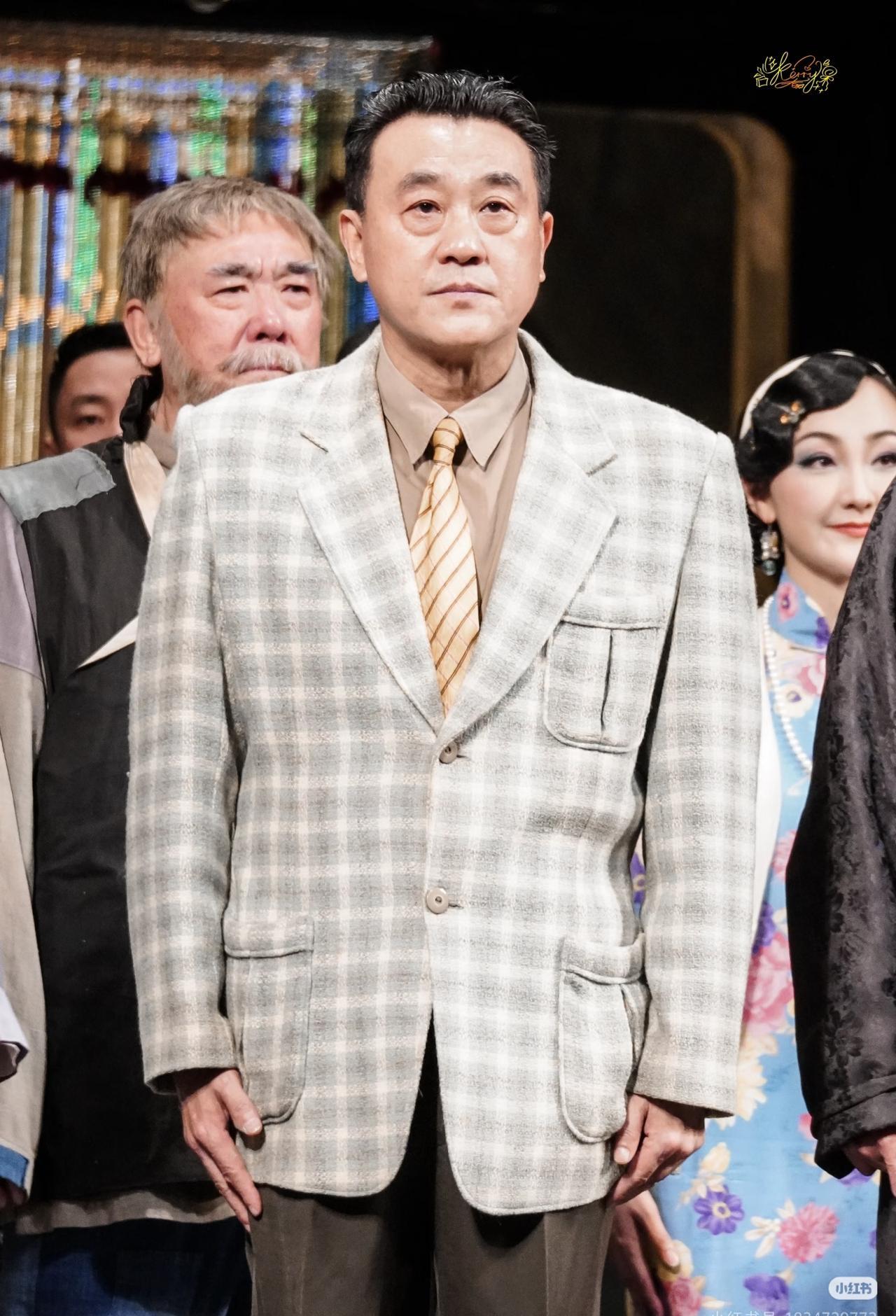 真正的角儿，是在掌声最响时，自己把幕布拉上。何冰在巅峰期“断腕”退休，给所有恋