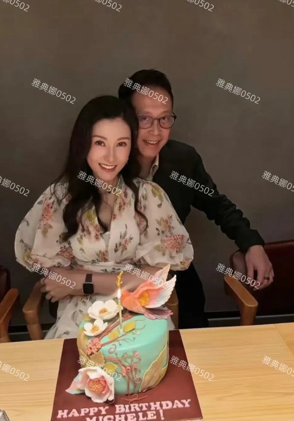 李嘉欣生日，坐在老公许晋亨怀里，李嘉欣还是那么年轻那么美，夫妻俩十分恩爱。