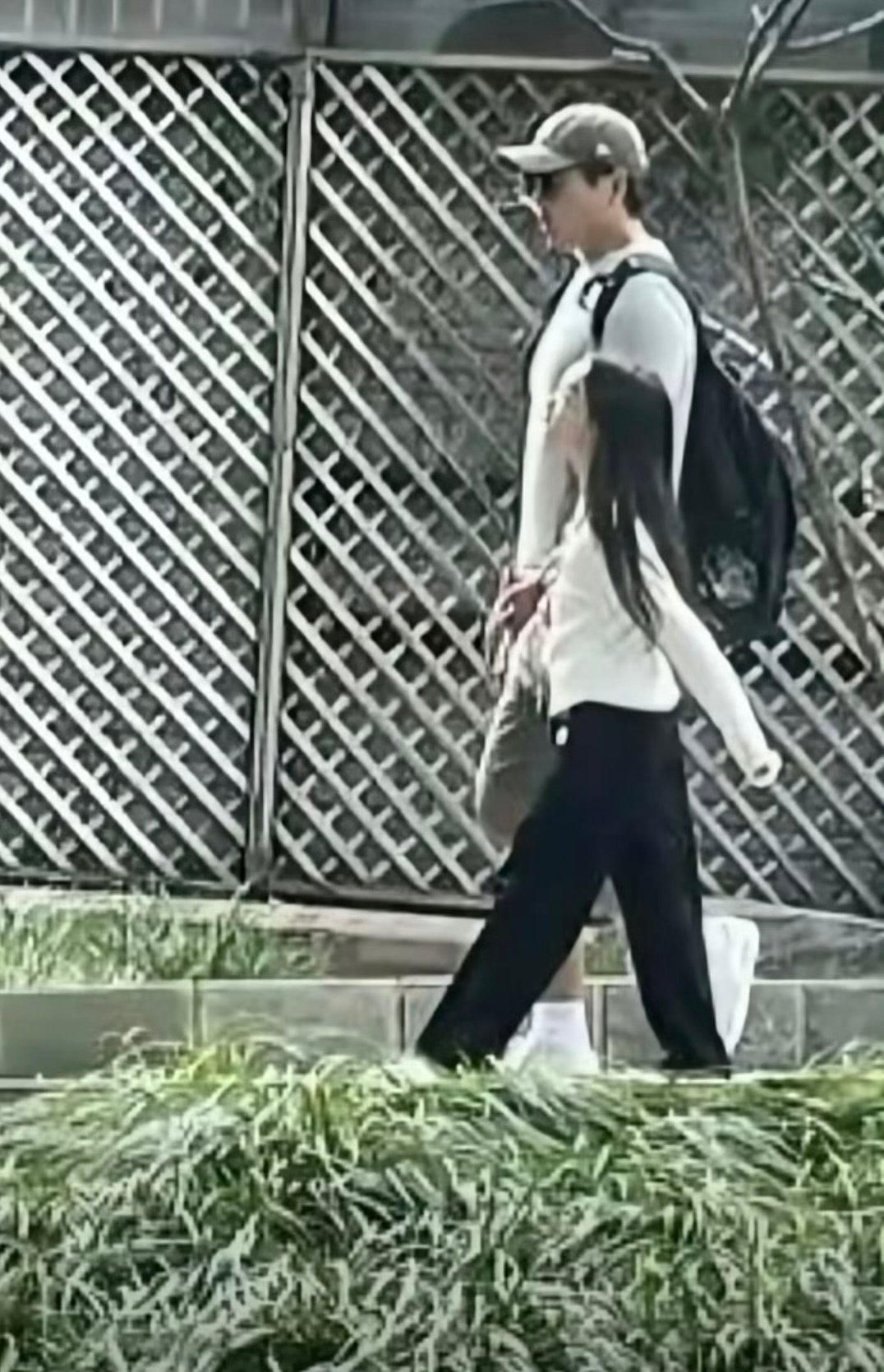 偶遇高云翔小酒窝爬山高云翔带小酒窝爬山的画面好有爱！小酒窝一直很松弛，开心都写在