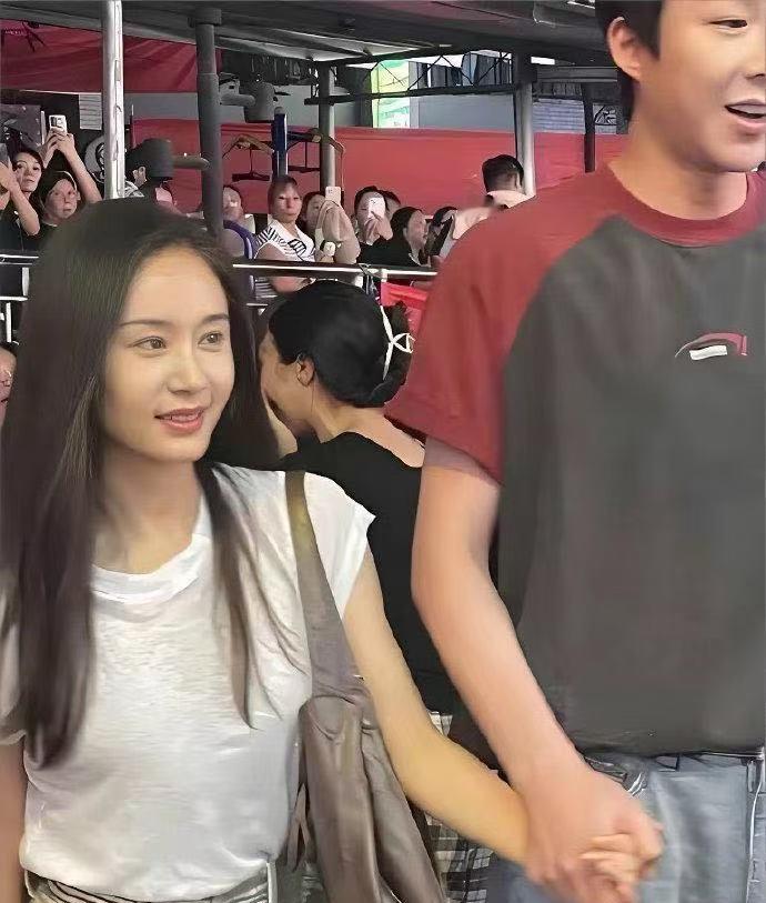 王子文：你一米八九，我一米五九，咱俩站一块儿像不像大人牵小孩？刘宇宁：像，重