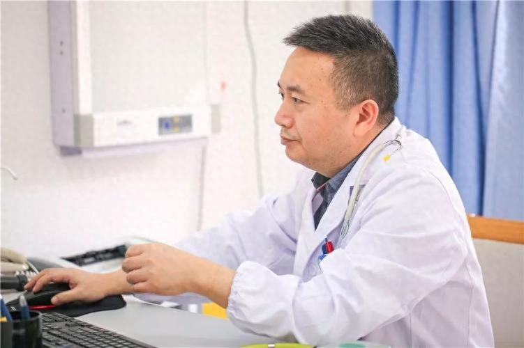 中风来临前，头部会有警示！脑袋会有2表现，一定要重视！头痛的第一反应是喝杯水