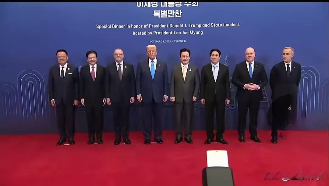 认清自己的站位,非常的现实!韩国庆州古都APEC会议的首波领导人合照!无论如何,