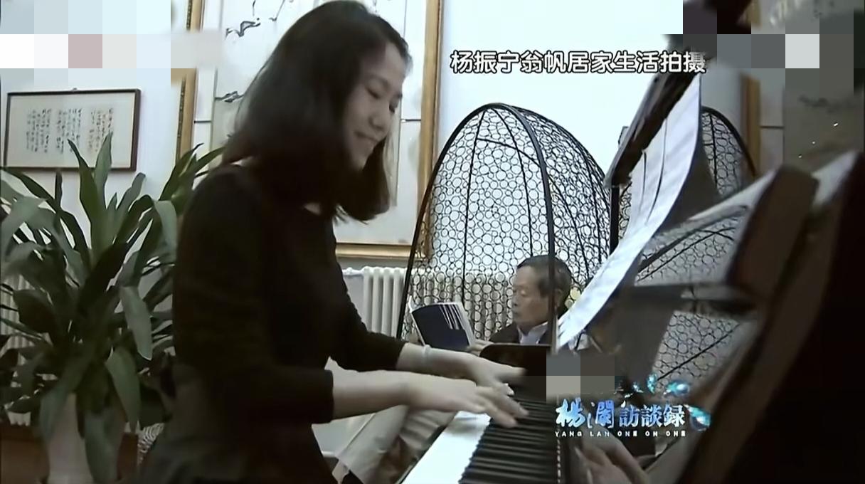真是磕到了!翁帆面带微笑的弹着钢琴,杨先生坐在旁边的藤椅上专注的看书,杨先生看的