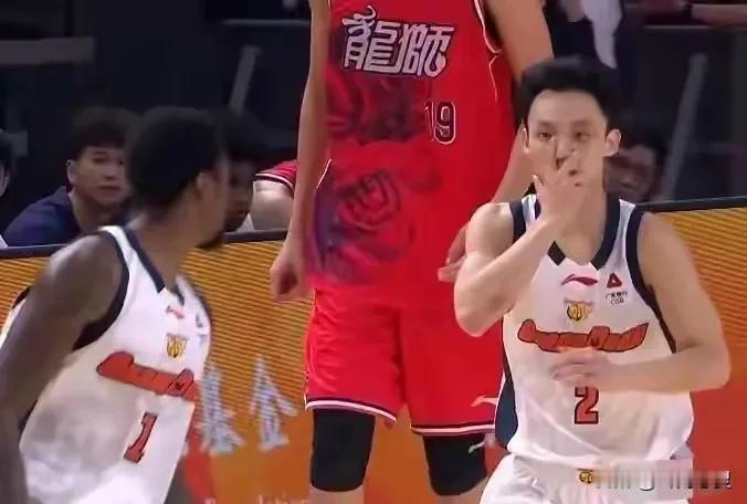 原来这个手势是让人闭嘴。让谁闭嘴呢？谁又说徐师傅什么？投入3分后做出这个手