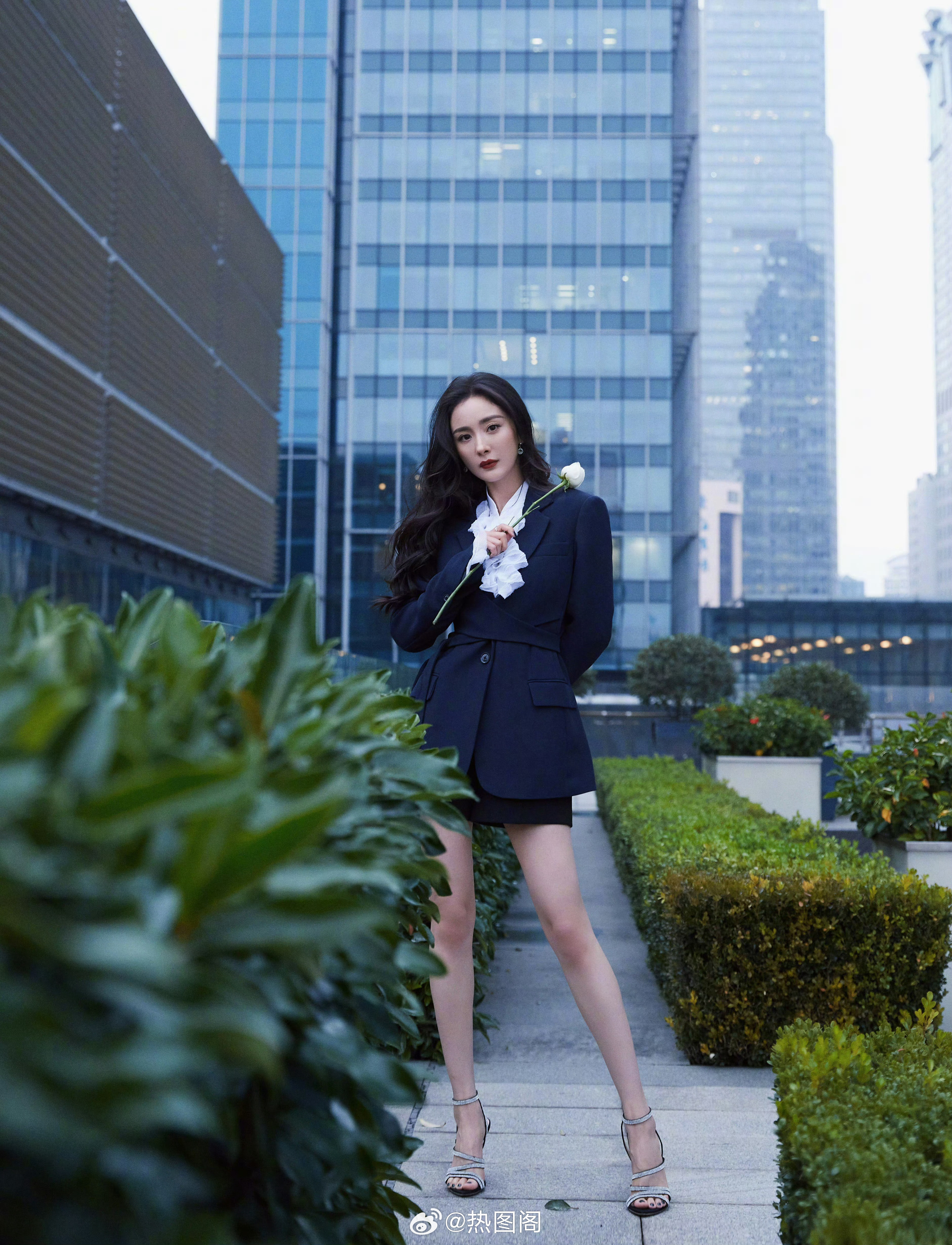 杨幂📸雅诗兰黛直播，西装套装look，自由随性💙热图阁公众号